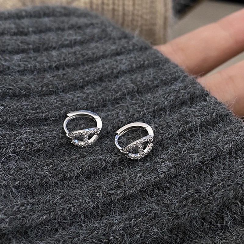 Sophisticated small design earrings with zircon