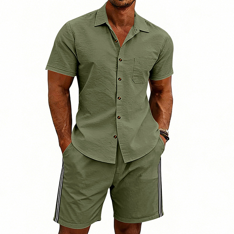 Completo estivo da uomo composto da camicia a maniche corte e pantaloncini a righe, semplice e casual, tinta unita, risvolto alla moda_voghion.com