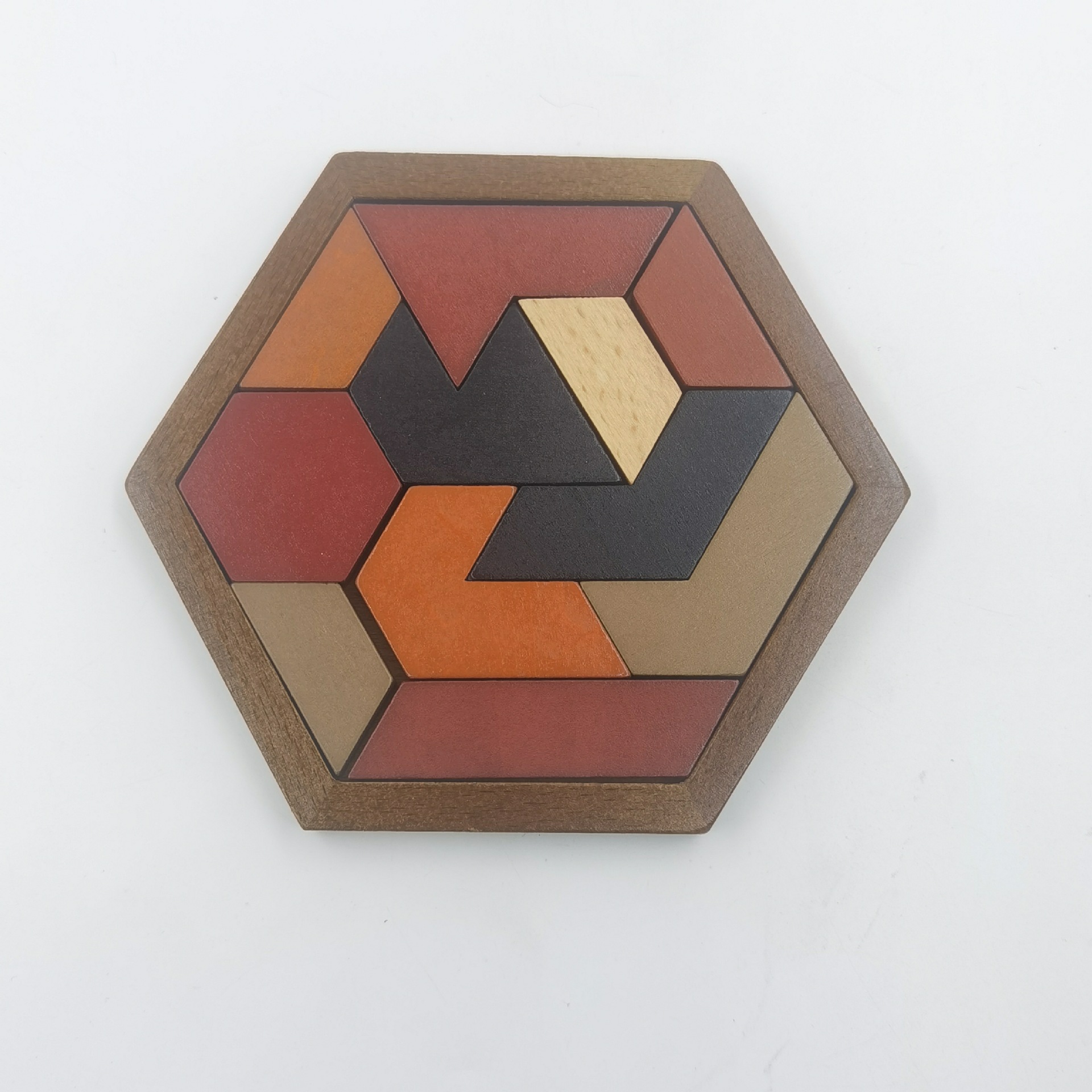 ジグソーパズルの子供の知育玩具の木の頭を痛めて木を積み上げます。