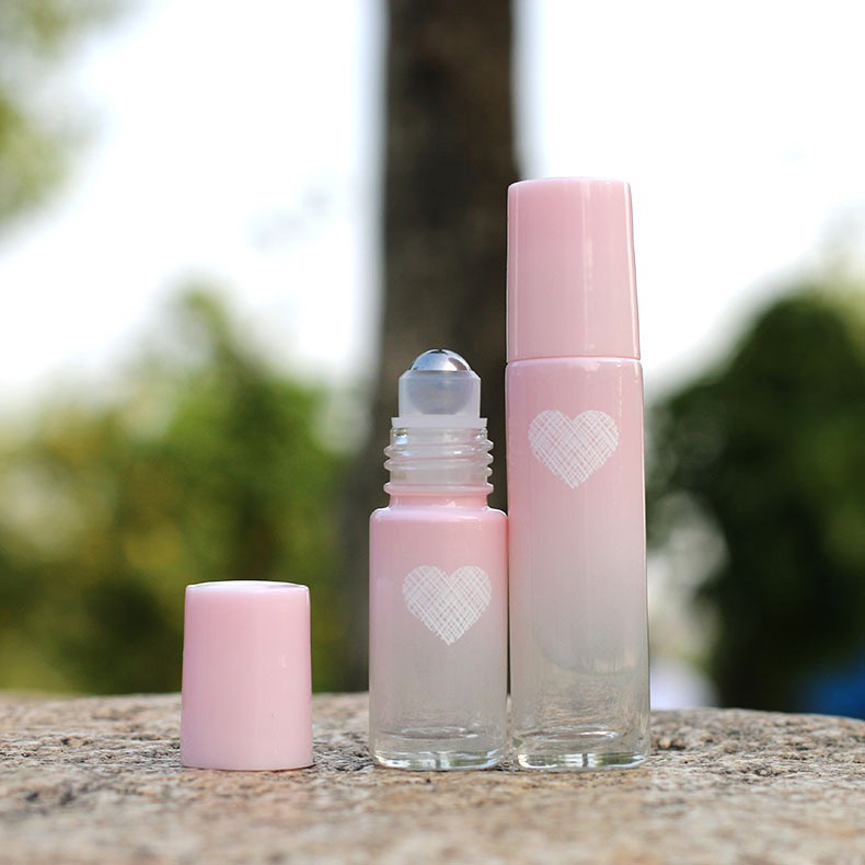 Botella de vidrio de 5ml/10ml con forma de corazón para aceites esenciales, con bola rodante de cristal rosa, para rellenar perfume, con bola de jade, en caja de regalo.