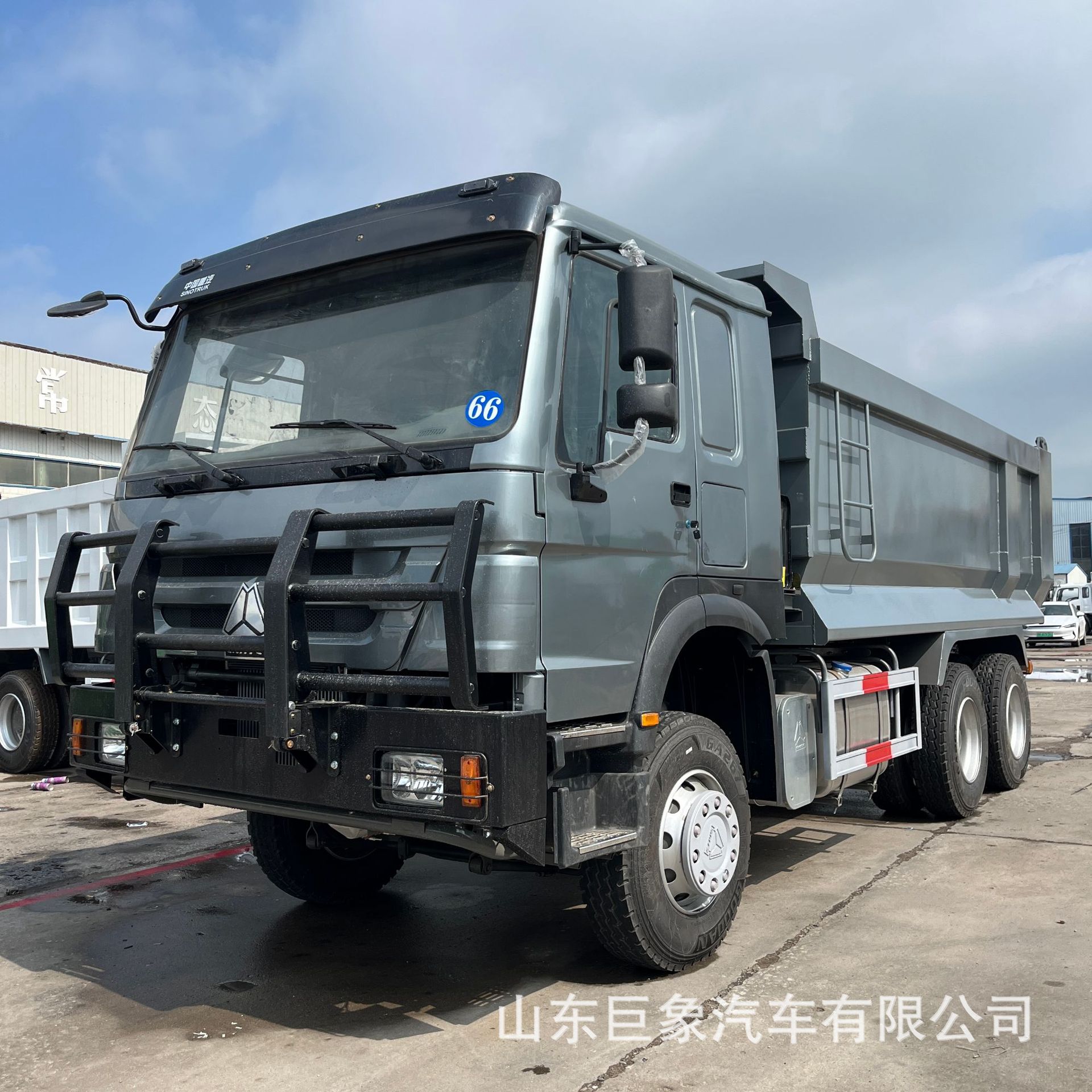 Manufacturer exports HOWO 6×4 rear eight-wheel dump truck with 371/380 horsepower