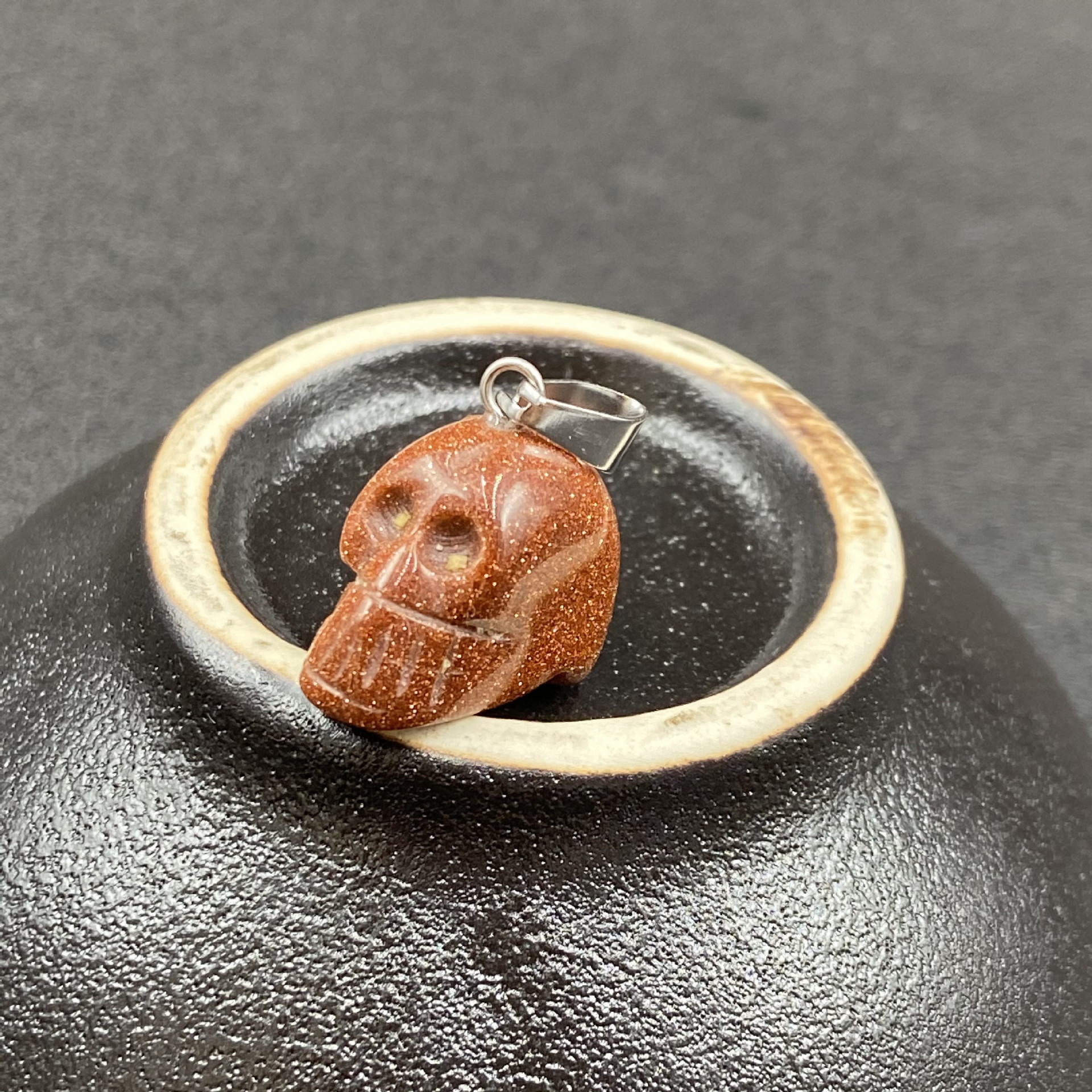 8g Weight Pendant Necklace Classification White, Red, Green, Blue, Wine Red, Gold Color Retro Crystal Tiger Eye Agate Skull Carved Stone Pendant 1