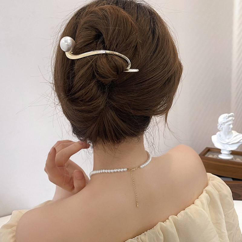 High-end sense pearl hairpin back of the...