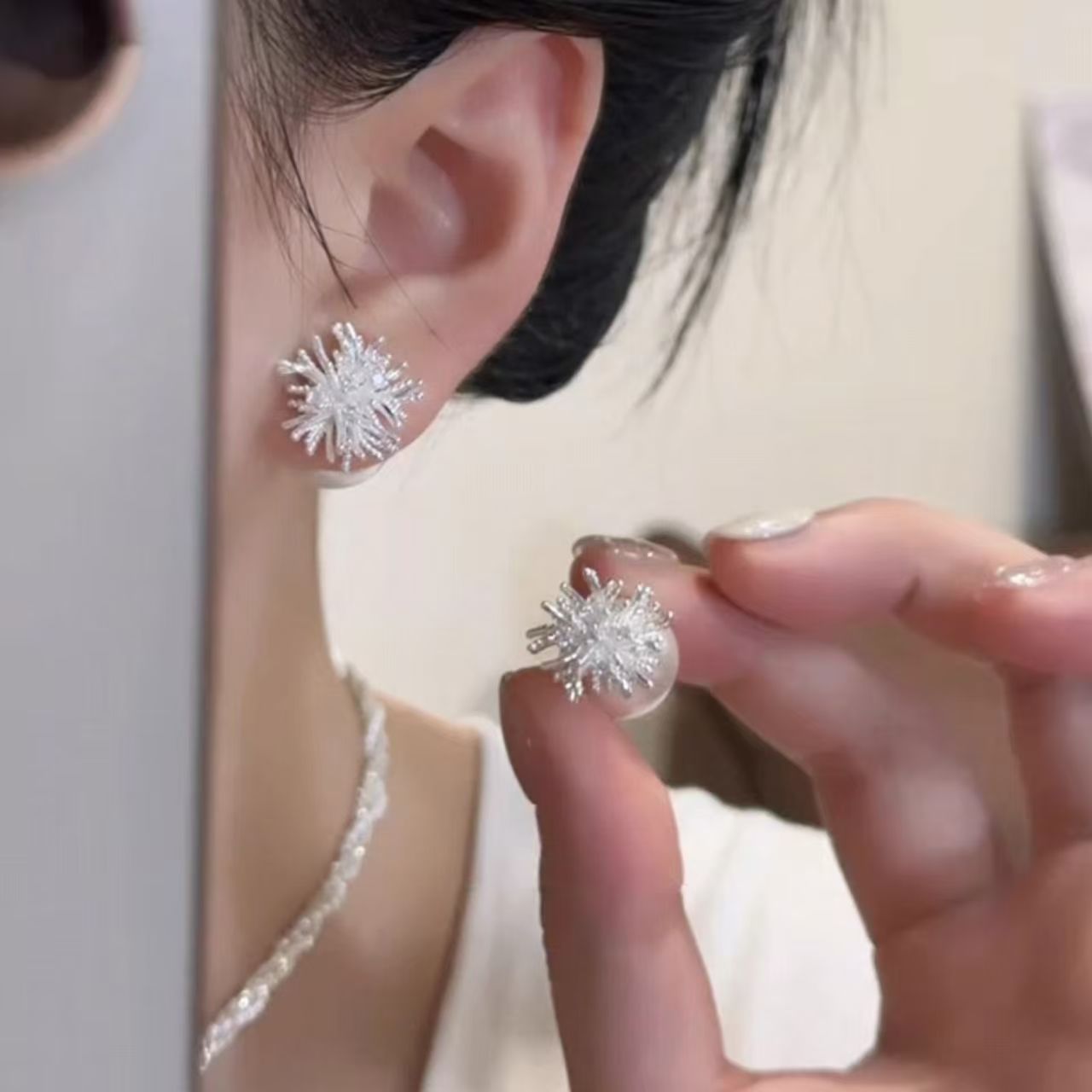 Super Shiny ~ Light Luxury Fireworks Earrings for Women, High-End, Unique Niche Design, Fashionable, Versatile, Simple and Personalized Earrings, Trendy