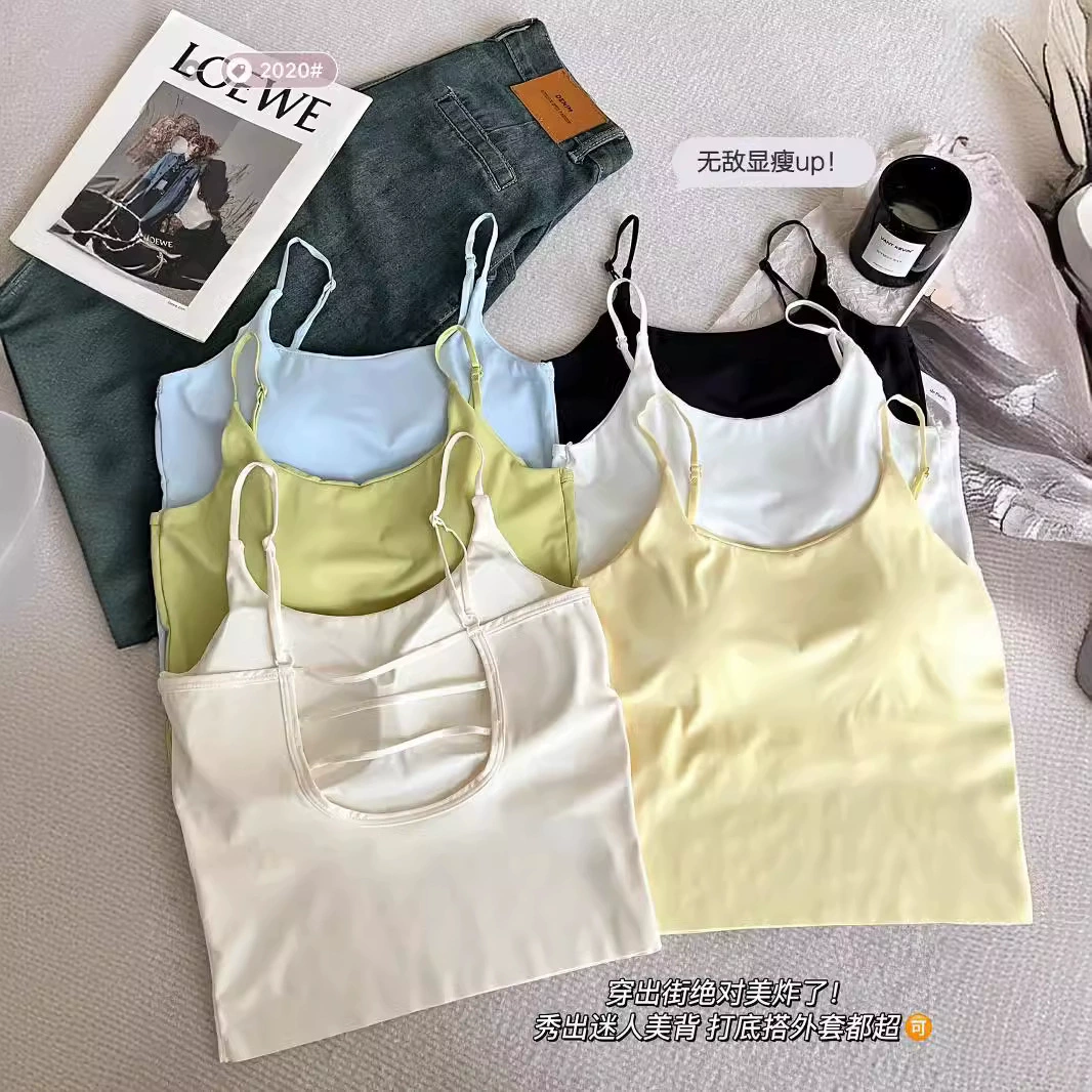 Чисто сексуальная горячая девушка со льдом жилет