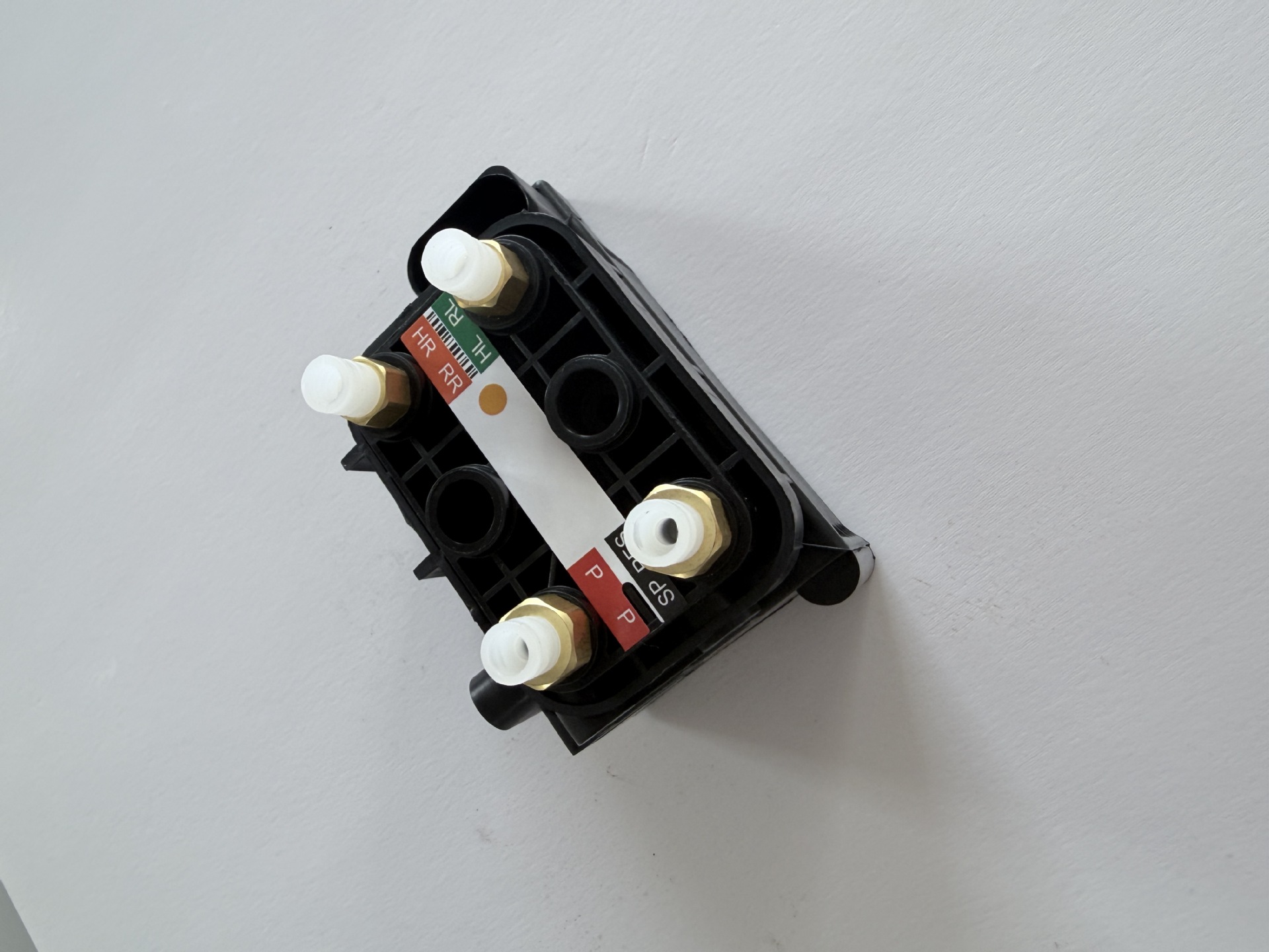 C2D26814 air pump distribution valve is suitable for the new Jaguar C2C34552 shock absorber valve, sourced from the original manufacturer
