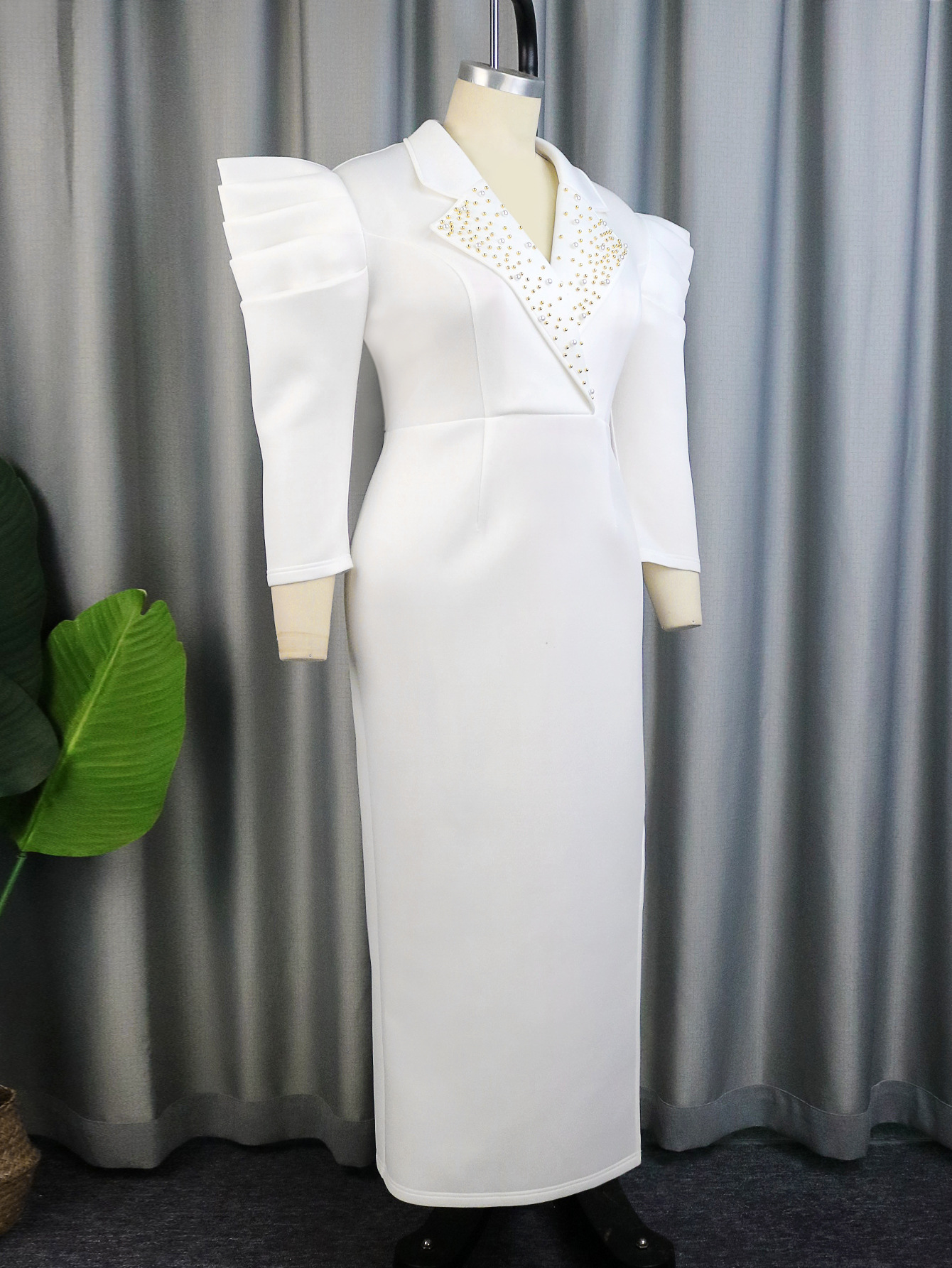 Robe grande taille élégante avec col tailleur et épaulettes_voghion.com