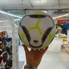 国境を越えたサッカーフットボール耐摩耗防爆機の縫い目が厚くなったpu 5号成人試合はサッカーを訓練する