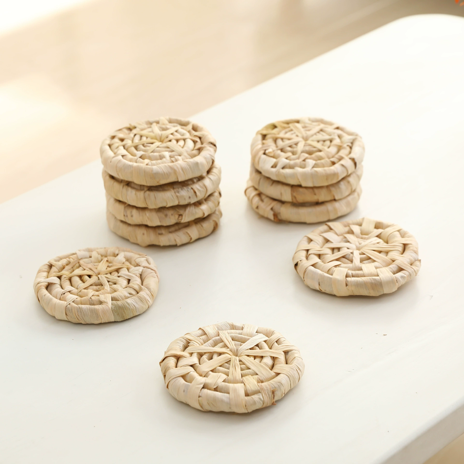 Амазонский попугай кусает игрушечный коврик для головоломки