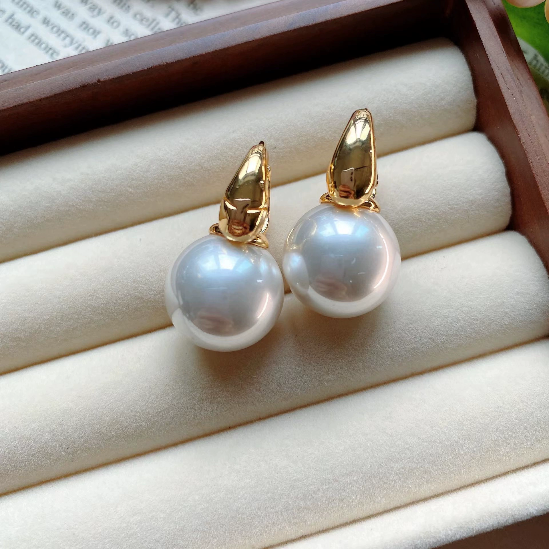 Серебряные сереги с жемчужиной — французский стиль light-luxury, яркий запоминающийся дизайн