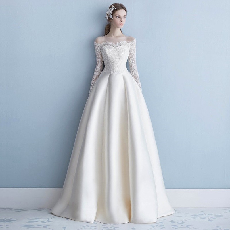 Elegantes Bodenlanges Brautkleid Aus Satin Und Spitze Mit Schleppe_voghion.com