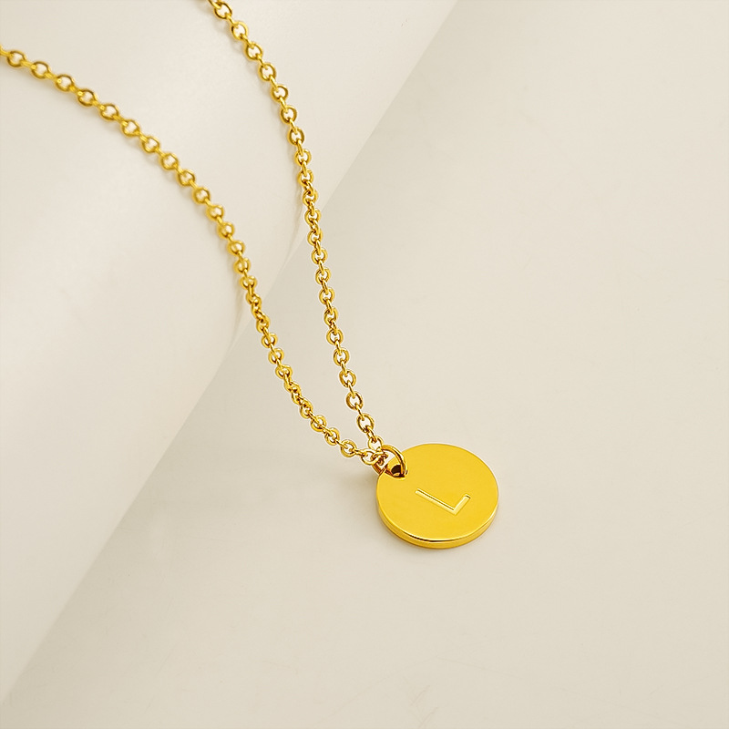 Europa y los Estados Unidos venta caliente alta sensación de colgante de letras de acero inoxidable collar de oro de acero titanio inglés al por mayor cadena clavícula