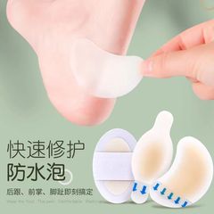 ゲル水泡は足を磨いて靴のかかとにくっついています。