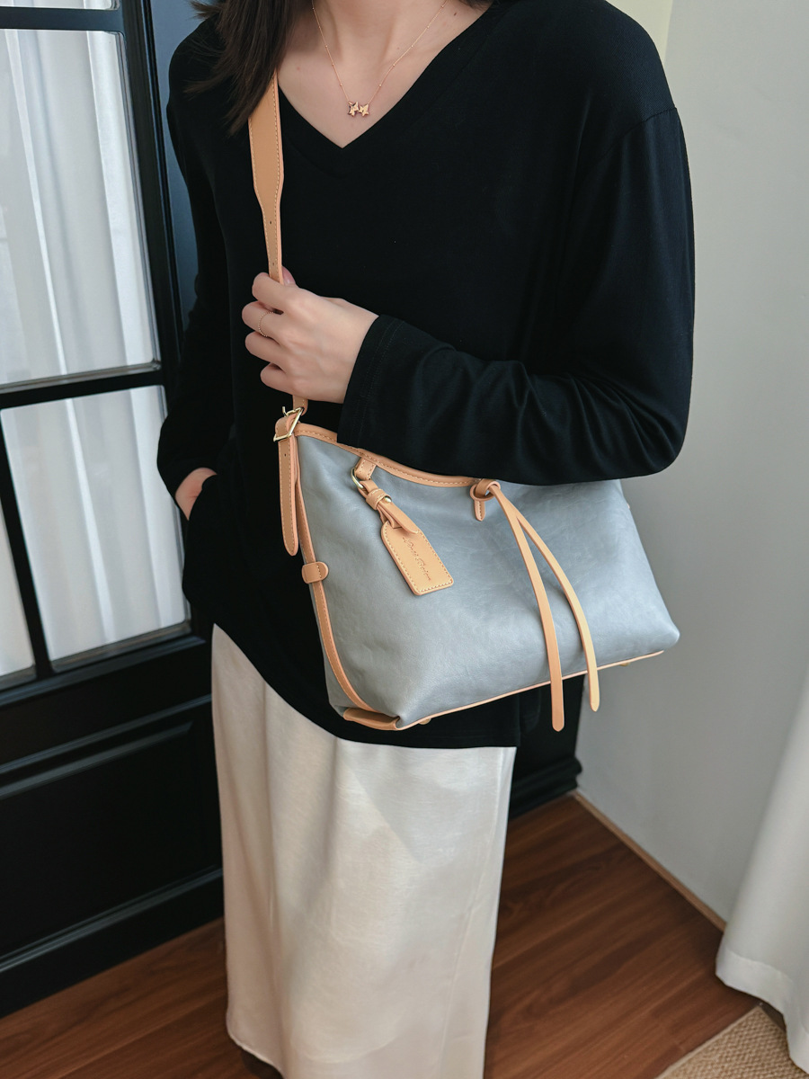 Bolso de brazo retro de gran capacidad para mujeres 2026 nuevo nicho de lujo ligero de hombro mochila de viaje ligero de lujo bolso de mano