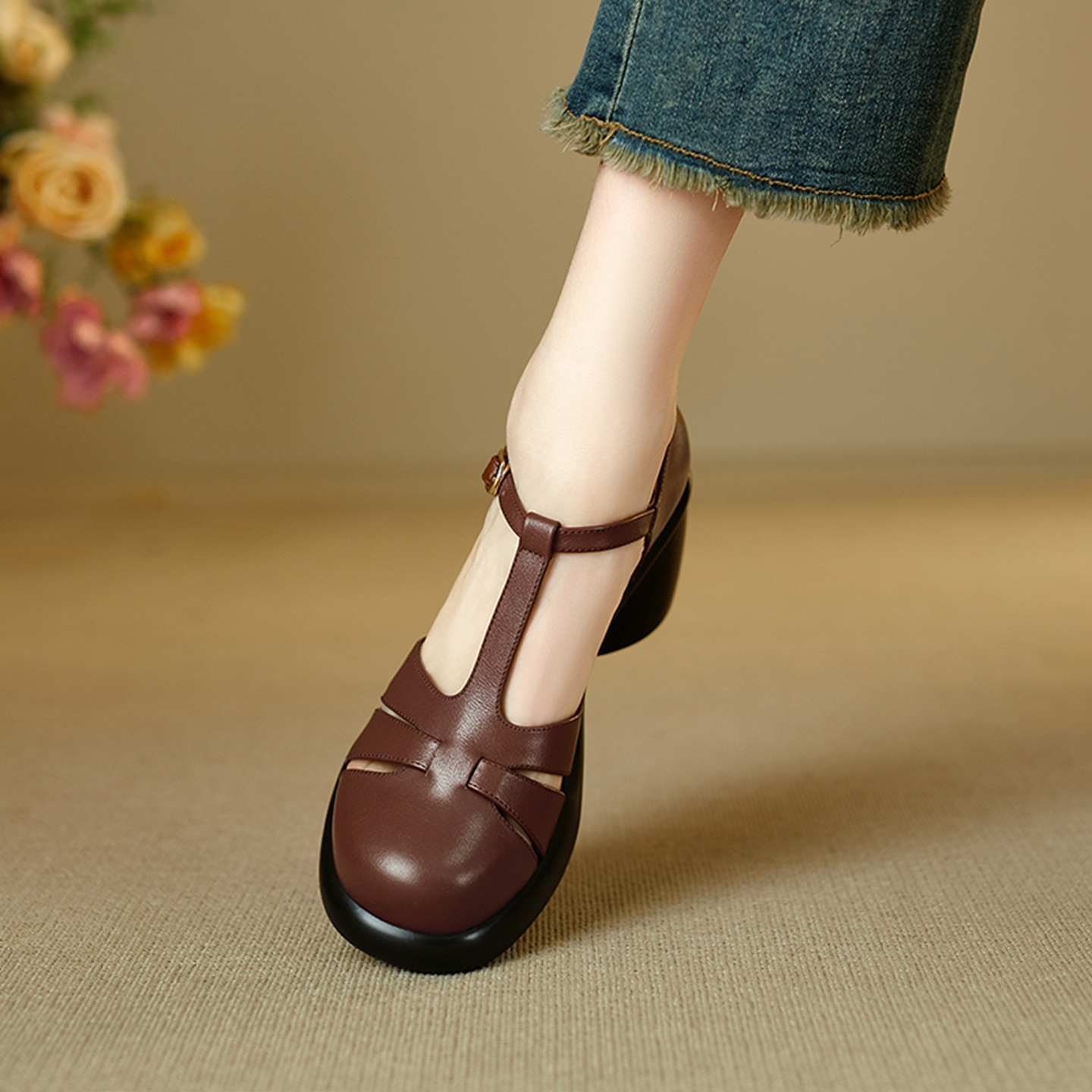 Sandal cao gót nữ mũi kín gót 7.5 cm phong cách vintage quai chữ T — màu nâu