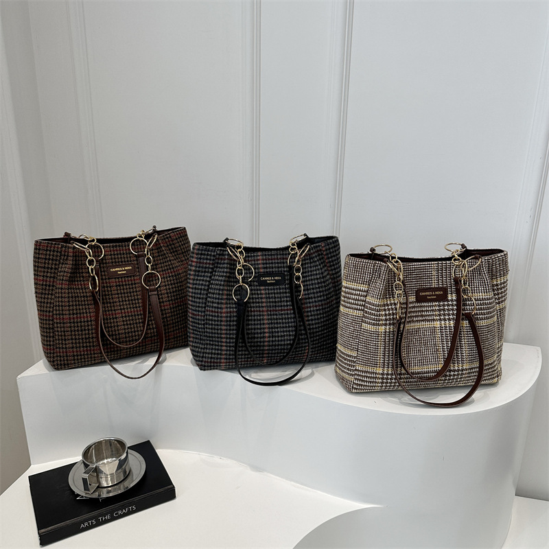 Bolso retro para mujeres 2025 primavera nueva celosía de gran capacidad relajada sensación de moda casual mochila de hombro