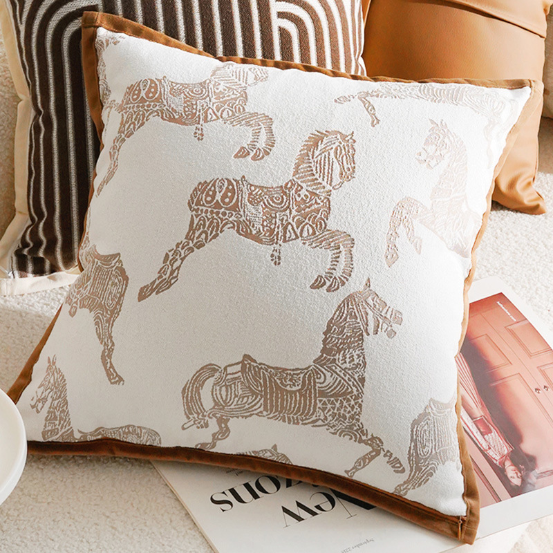 Funda de almohada cuadrada 45x45cm con borde marrón y fondo blanco