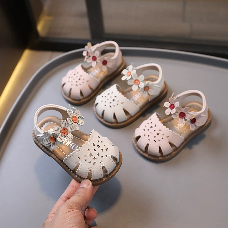Новые летние цветочные сандалии для девочек с закрытым носком, нескользящие, с перфорацией, в стиле принцессы