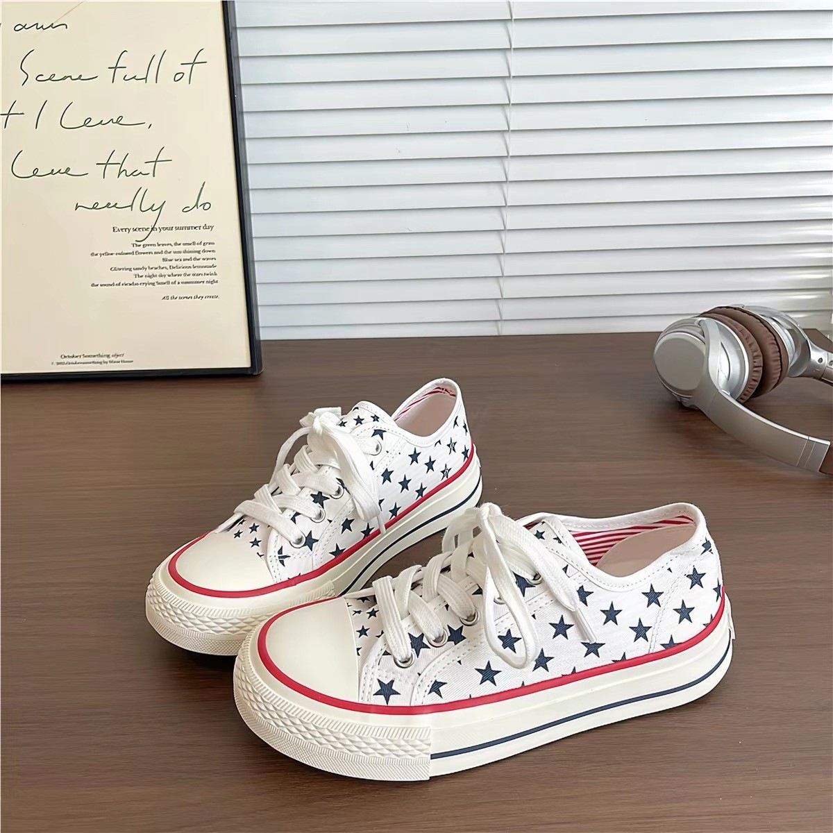 Zapatos de lona para mujeres verano 2026 nuevas estrellas zapatos casuales coreanos zapatos de plantilla gruesa zapatos blancos para mujeres verano