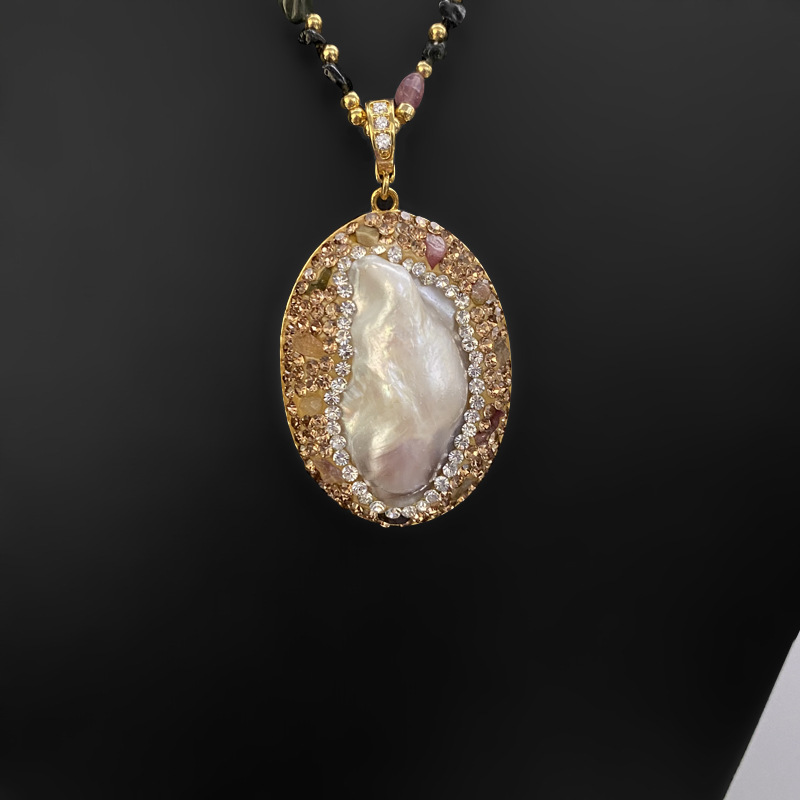 Colar com pingente de pérola barroca natural e turmalina ouro_voghion.com
