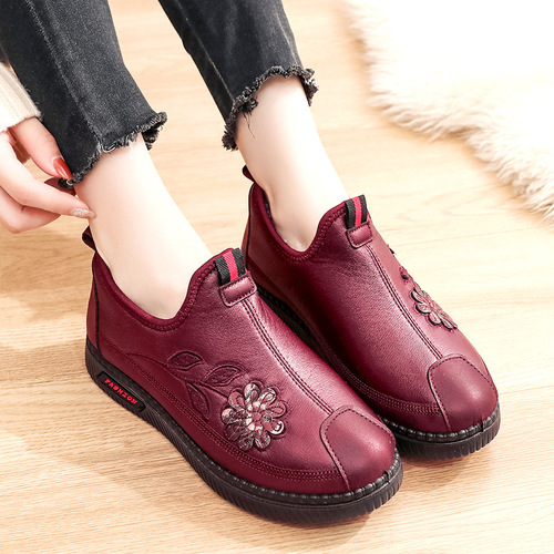 Winter Old Beijing Cotton Shoes for Women with Fleece Warmth, Anti-Slip Soft Sole Shoes for Elderly Grandmothers, Winter Non-Slip Soft Bottom Cotton Shoes for Mothers and Elderly People