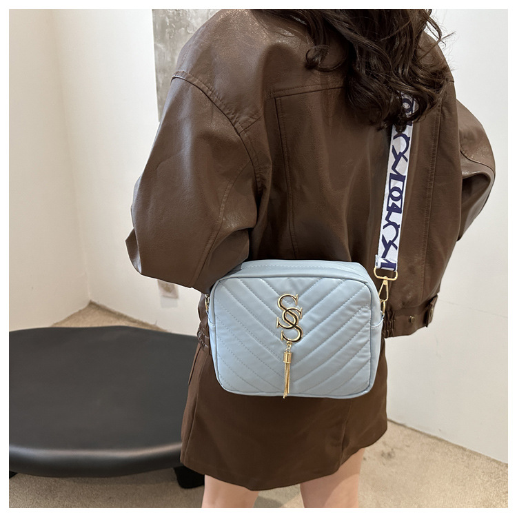 A stylish Korean-style wide shoulder strap small bag for women in the autumn of 2024, a niche design and versatile camera bag, an ins crossbody small square bag undefined