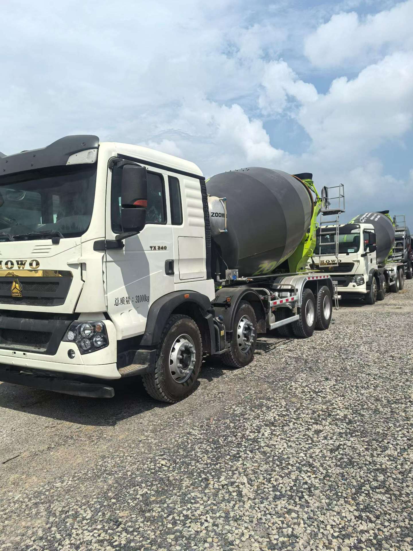 Used HOWO TX concrete mixer truck with 340 MAN engine, Zoomlion 12-cubic-meter mounted cement tank, available for domestic and international export