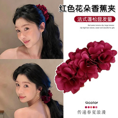 易夢玲は同じタイプの赤い花のバナナを挟んで女性の高い馬尾を挟みます。
