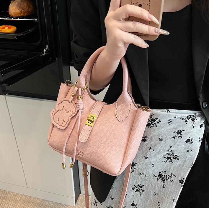 Este año, la popular explosión de la bolsa de cestas de verduras de mano para mujeres 2025, la nueva sensación de alta calidad de la bolsa de mochila súper fuego versátil bolso de cubo