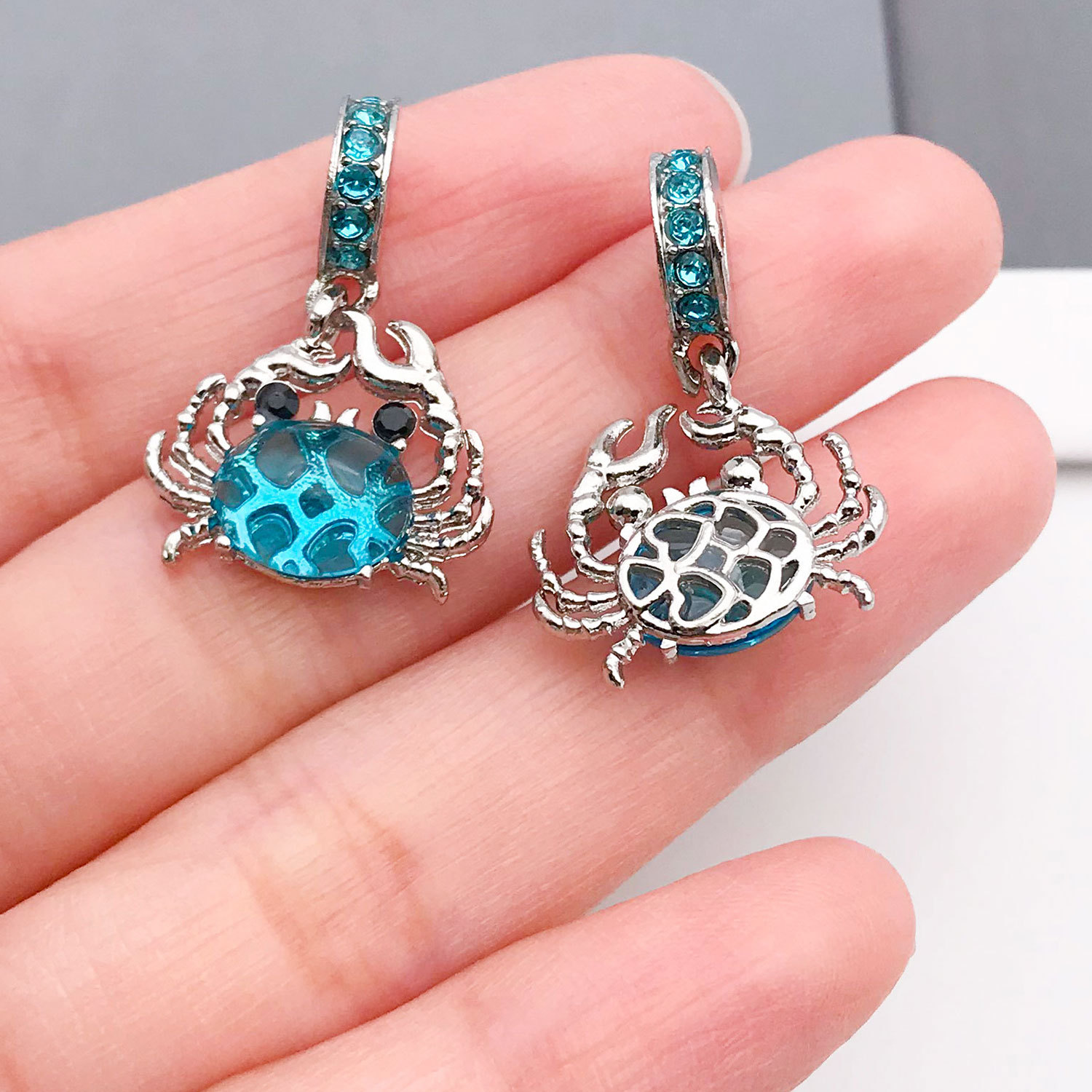 19831-YC-蓝色古银锌合金点砖螃蟹吊坠26x18孔4m