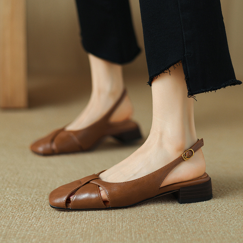 Sandal nữ bít mũi quai chữ V đế bệt đơn giản — Màu nâu