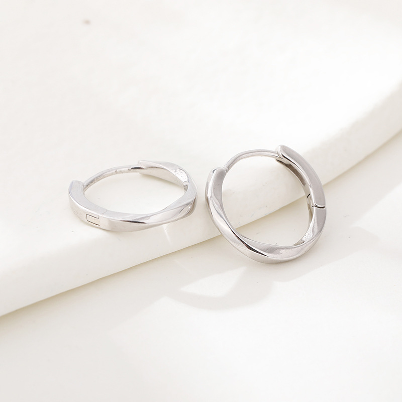 925 plata esterlina Mobius hebilla de oreja diseño de nicho femenino 2025 nuevos pendientes de anillo de oreja de elemento de moda pendientes de sentido avanzado