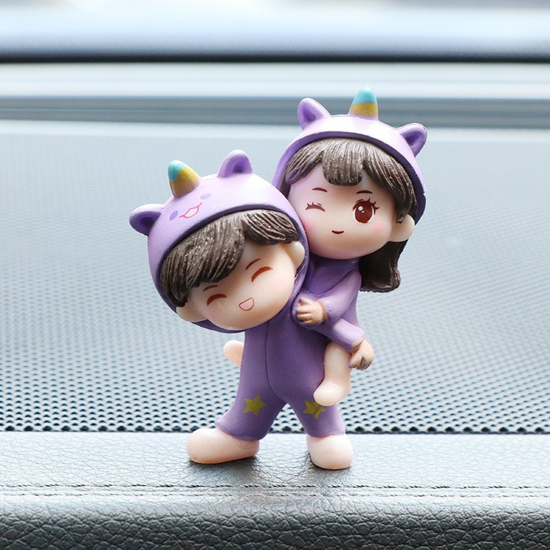 보라색 남성 등 여성 인형