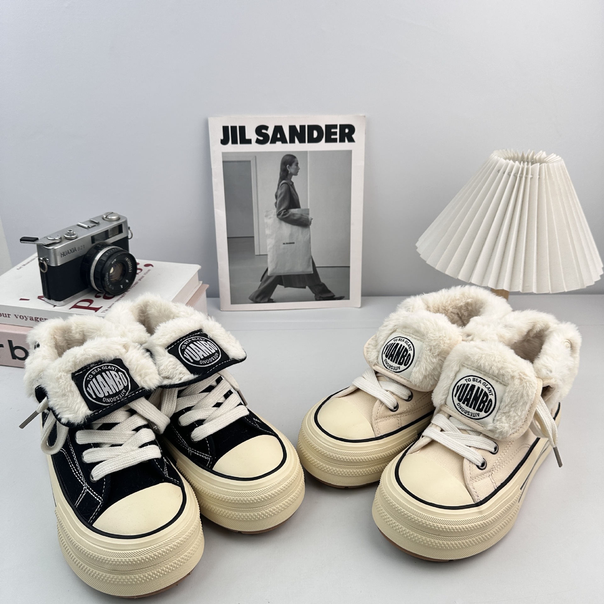 Zapatos de lona de alto impacto de fondo grueso de ondas distantes para mujeres 2025 invierno nuevo estilo coreano de veludo con zapatos blancos de diseño de zapatos de placa de papel