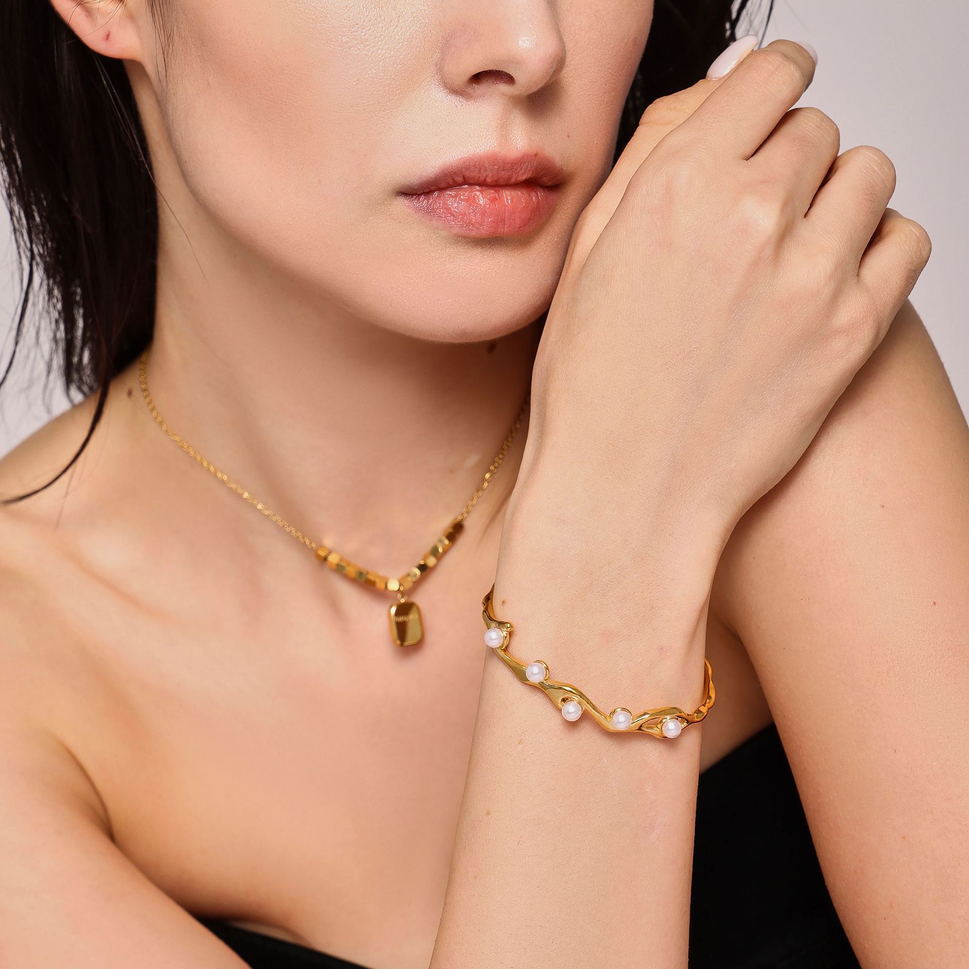 Qiongyao ins Cross-border chapado en oro real de 18 quilates imitación de perlas pulsera abierta diseño personalizado no se desvanece pulsera de acero de titanio en forma de C