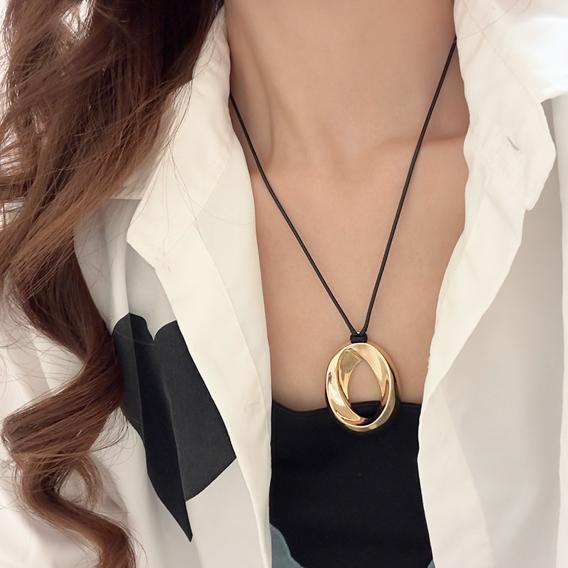 Collar colgante con cuentas de cuero artificial de estilo étnico, cadena de clavícula de diseño de nicho, collar retro simple largo