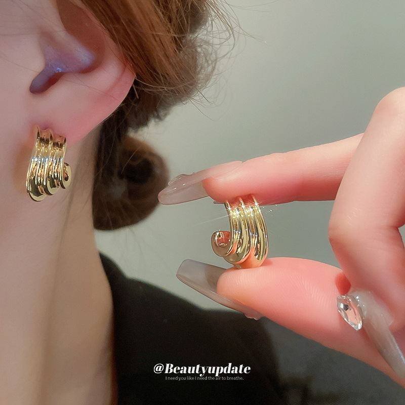 Silbernadel Unregelmäßig Gefaltet Modische Kalten Stil Metall Kleine und Vielseitige Trendy Ohrringe_voghion.com