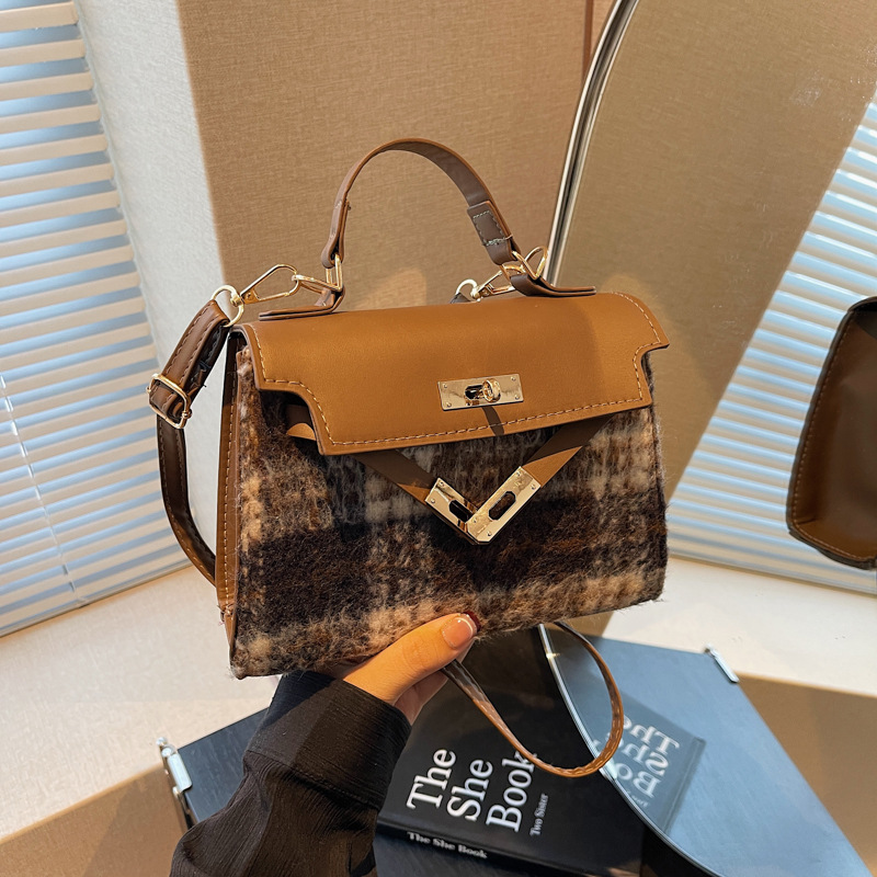 Bolsos de nicho francés para mujer 2024 nuevo bolso de hombro de mano de lana de todo fósforo de moda de moda casual mensajero Kelly bag