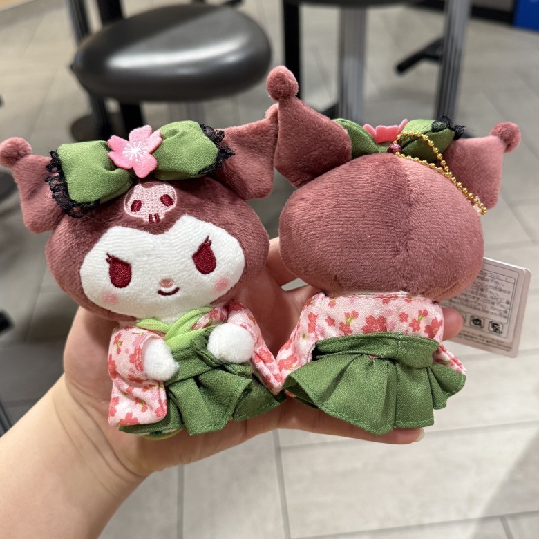 抹茶の緑の桜の着物のクロミの白い犬KTのぬいぐるみの女の子のペンダントの猫のミミの包みは贈り物を飾ります。|undefined