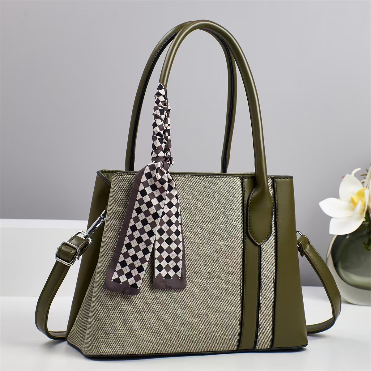 Bolsos 2025 nuevo estilo de moda europea y americana bolso de madre de un solo hombro con textura de gran capacidad bolso de costura de color en contraste