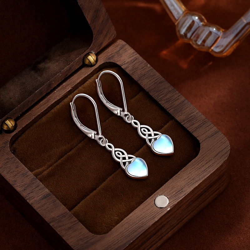 925 plata esterlina irlandesa Celtic Nudo pendientes de lujo ligero para mujeres Europa y América de alto nivel sensación de corazón auriculares de orejas de piedra luz de luna