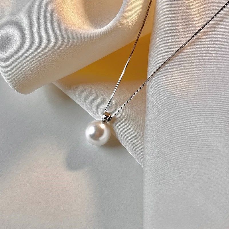 Pearl necklace Women's Light luxury niche 2023 new popular pearl necklace summer clavicle chain high-grade temperament