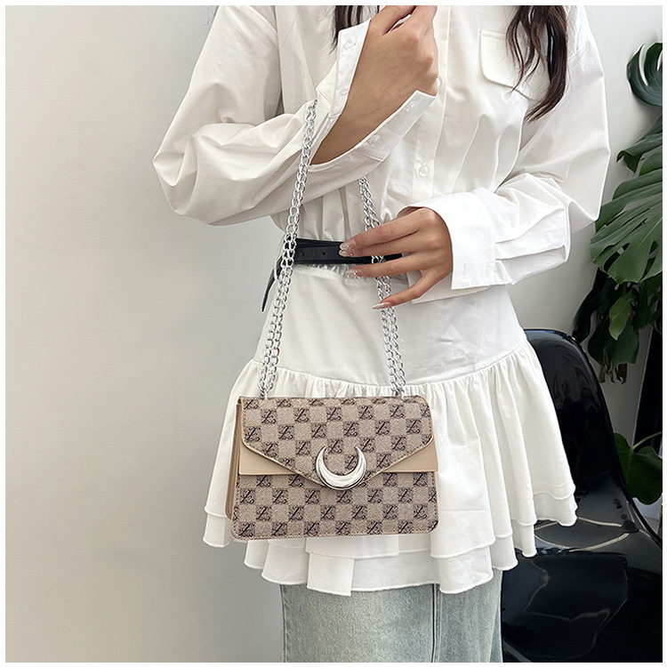 Korean version armpit small square 2024 new texture fashionable letter printed handbag personalized single shoulder_voghion.com