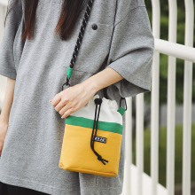 日系简约斜挎包女手机包抽绳小包束口袋信封包运动撞色单肩包男潮