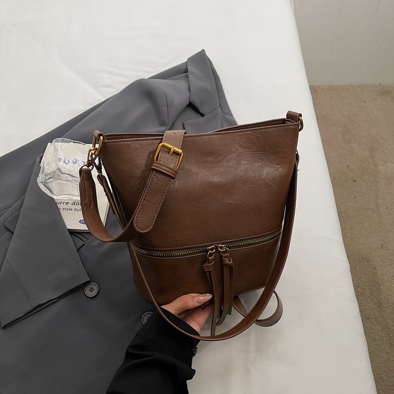 Nicho transfronterizo bolsos retro mujeres otoño y invierno 2025 nuevo estilo universal de viaje de un solo hombro bolso de cubo de alta sensación mochila