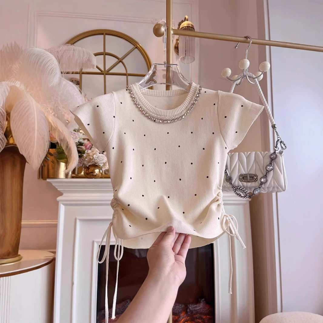 Французская летняя стильная женская футболка в горошек с короткими рукавами и бриллиантами, облегающая, с дизайнерским чувством и шикарным топом.