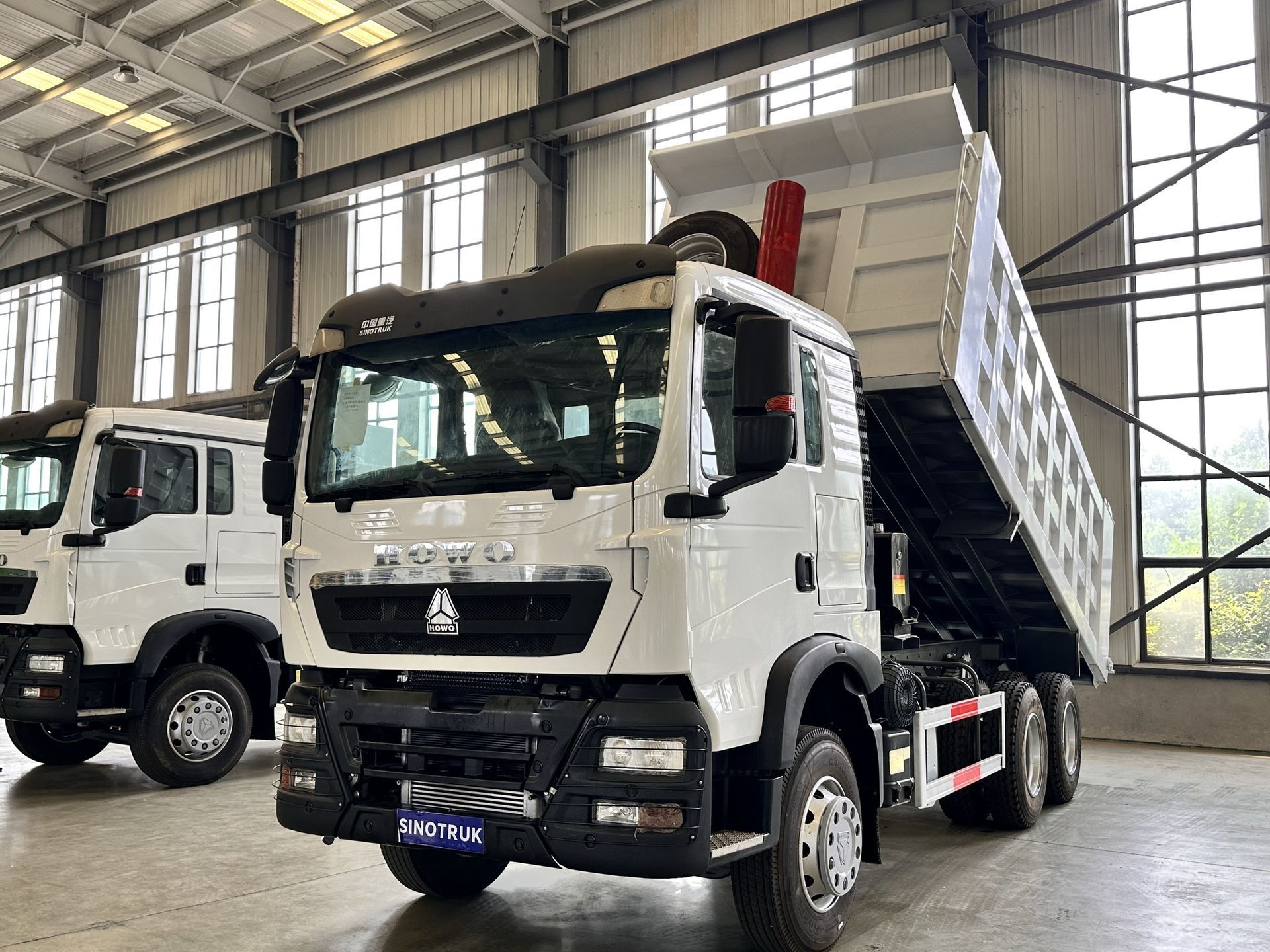 Sinotruk Howo Tx Dump Truck 6X4 Engineering Soil Transport Dump Truck Rear Eight-Wheel Dump Truck