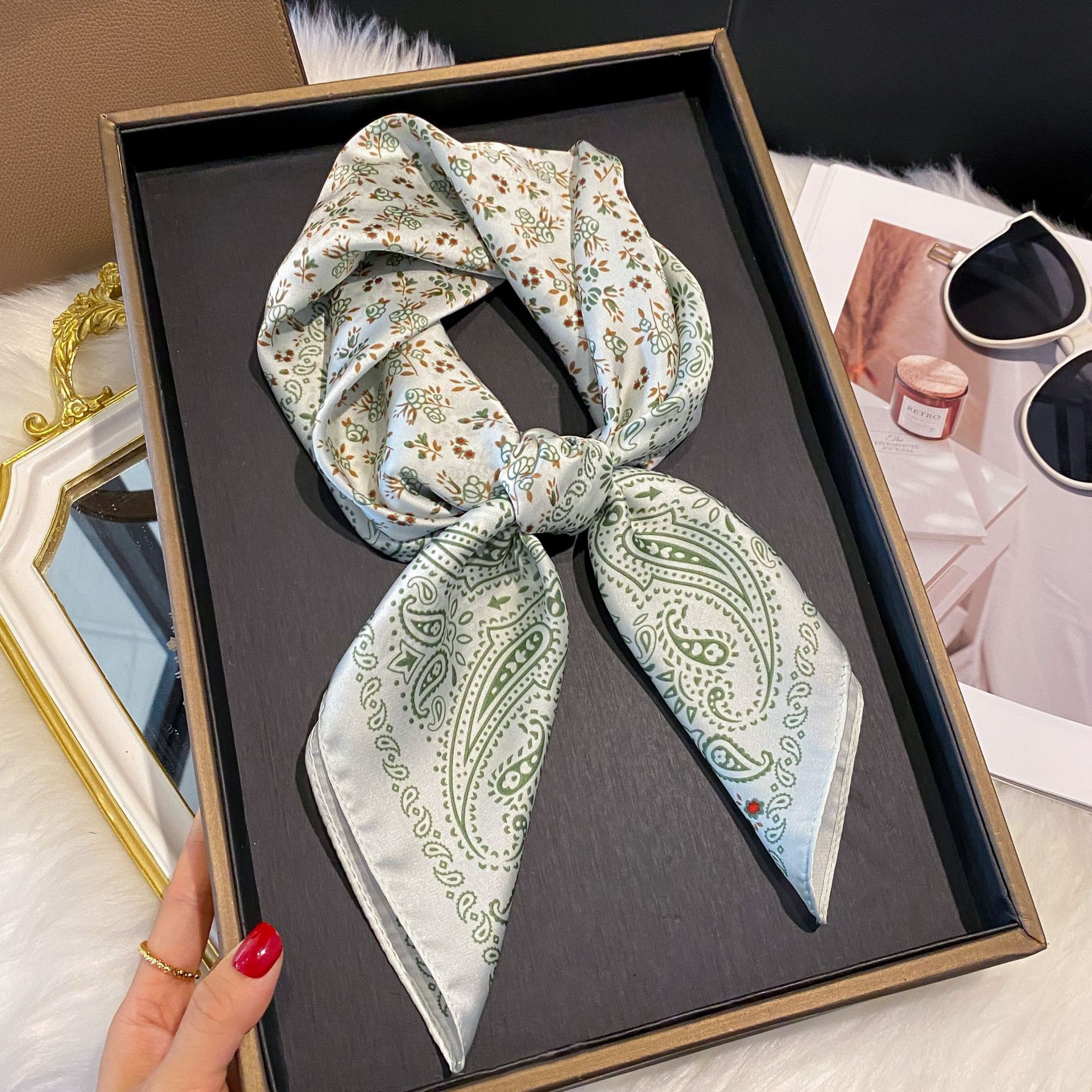 Foulard in raso versatile per donna quadrato effetto seta_voghion.com