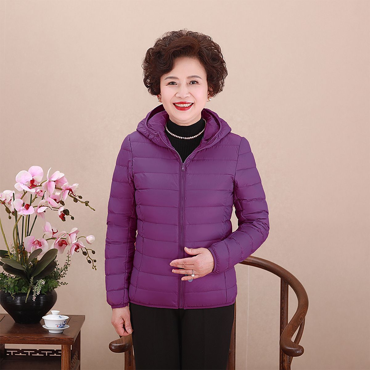 Chaqueta de pluma transfronteriza ligera y delgada nueva dama de mediana edad madres con chaqueta corta con capuzas más grasa MM gruesa