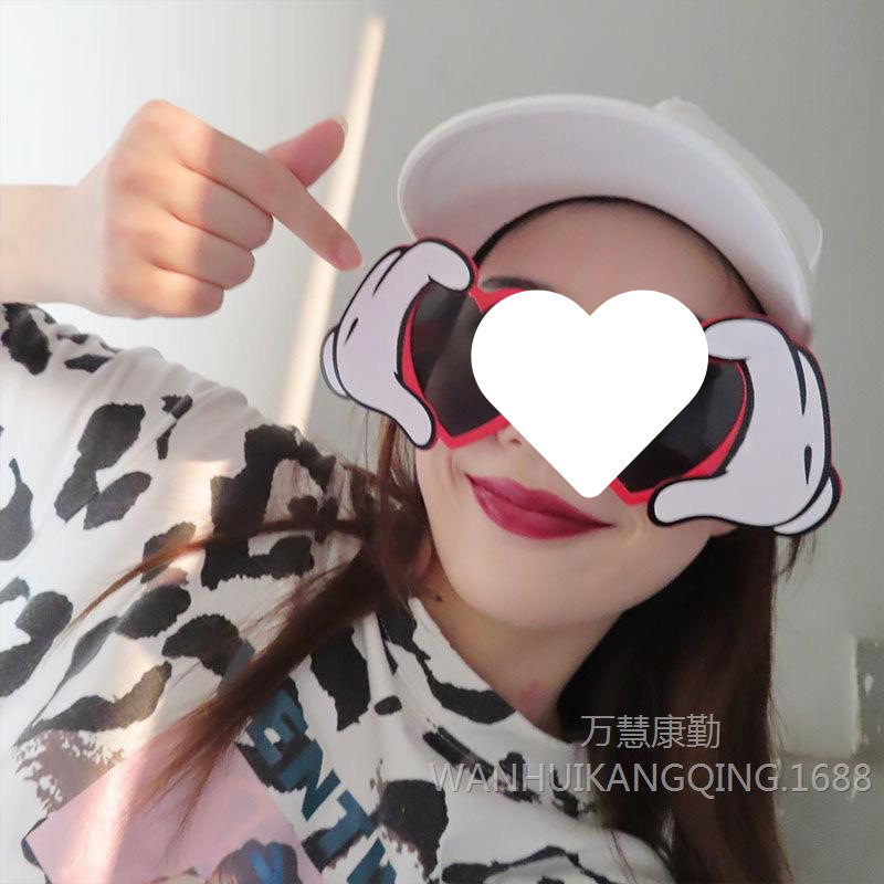 (손에 하트를 들고) 안경